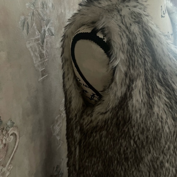 BB DAKOTA FUR THER ADO FAUX FOX FUR VEST - Picture 3 of 6